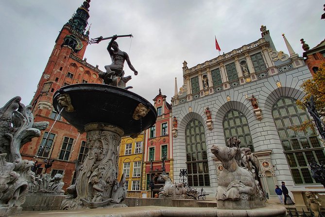First Time in Gdańsk? Private Tour of Old Gdańsk’s Highlights - Crane and the river walk: your first big symbols of the old city