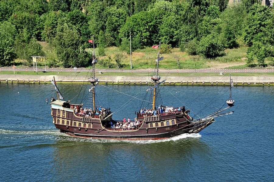 Gdansk: Guided Round-Trip Cruise to Westerplatte - Wisłoujście Fortress and the Industrial Waterfront From Deck Level