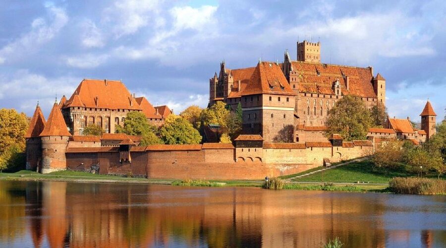 Gdansk: Malbork Castle & Westerplatte Tour with Local Lunch - Malbork Castle feels bigger than the photos