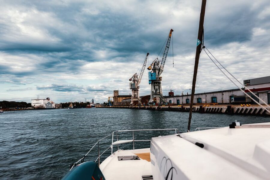 Gdańsk: Motlawa and Port yacht cruise with Welcome Drink - Solidarity connections and shipyard repairs you can’t copy from land