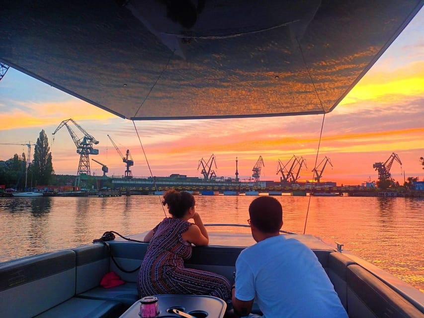 Gdańsk: Motława River Eco Cruise at Sunset with Prosecco - Motława at sunset: why 1 hour feels like the right amount of time