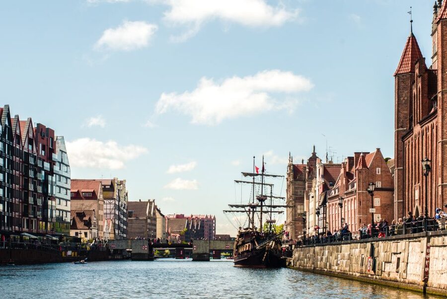 Gdańsk: Motlawa River Yacht Cruise - A 45-minute Motława cruise on a modern open motor yacht