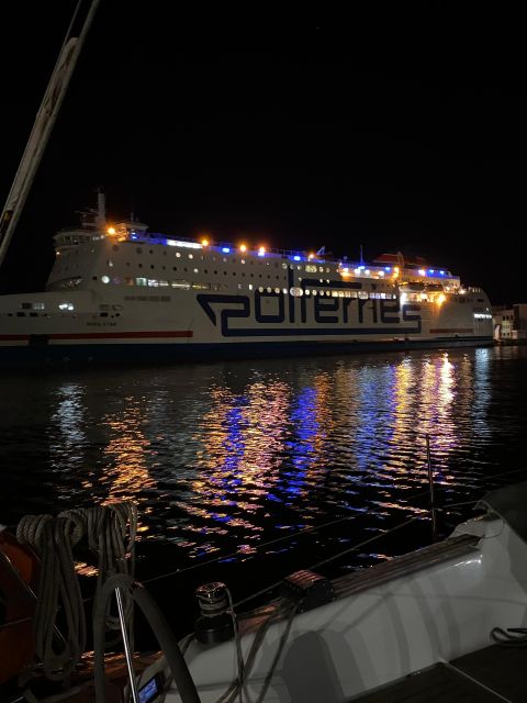 Gdansk: Scenic Evening Yacht Cruise with Welcome Drink - Guides, listening, and what to do if commentary is hard to hear