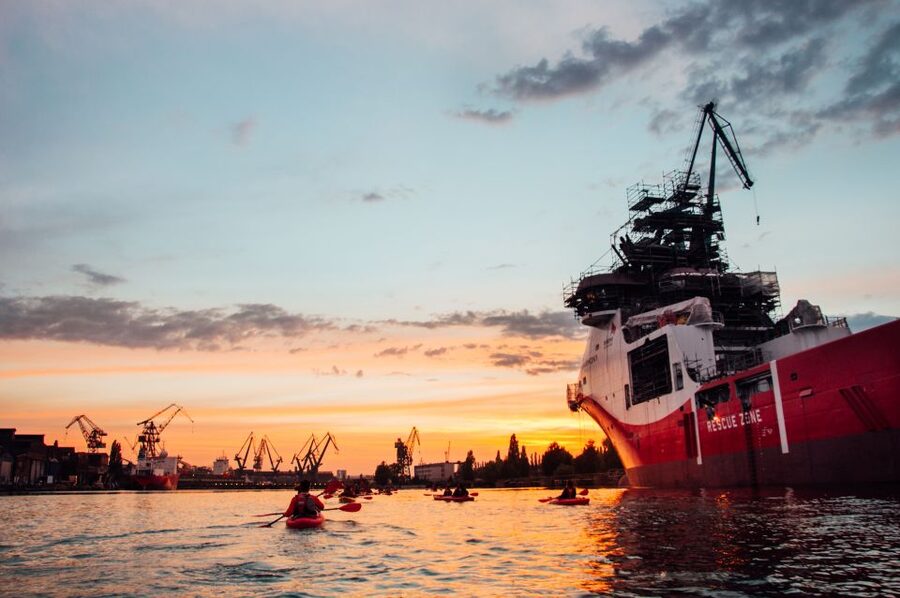 Gdansk: Sunset Kayak Tour - The 20-minute sunset moment near the shipyard