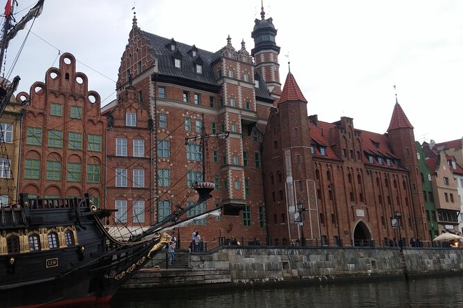 Private Walking Tour of Old Gdańsk with an architect-guide - Wielka Zbrojownia (Great Armoury): Renaissance wealth in one building