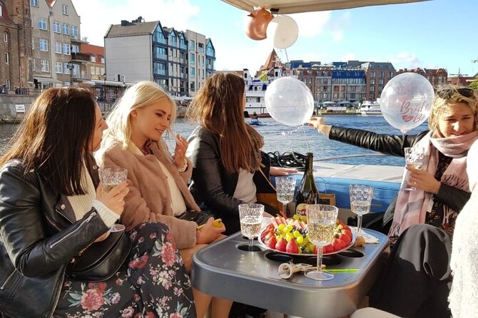 Sightseeing Cruise around the Old Town of Gdansk - Green Bridge to Granaries Island: where trade storage becomes a walkable story